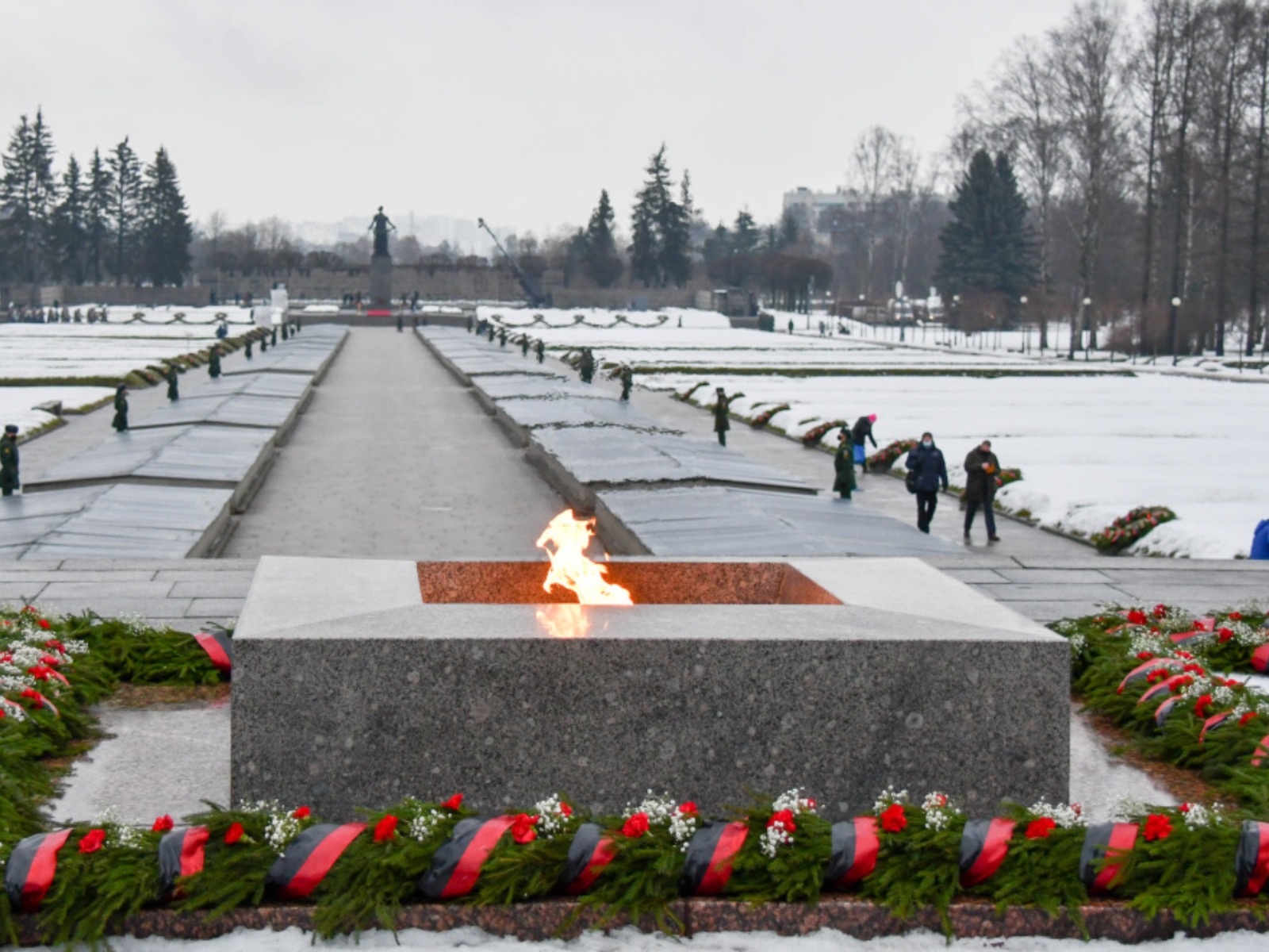 Вечный огонь на Пискаревском мемориальном кладбище  