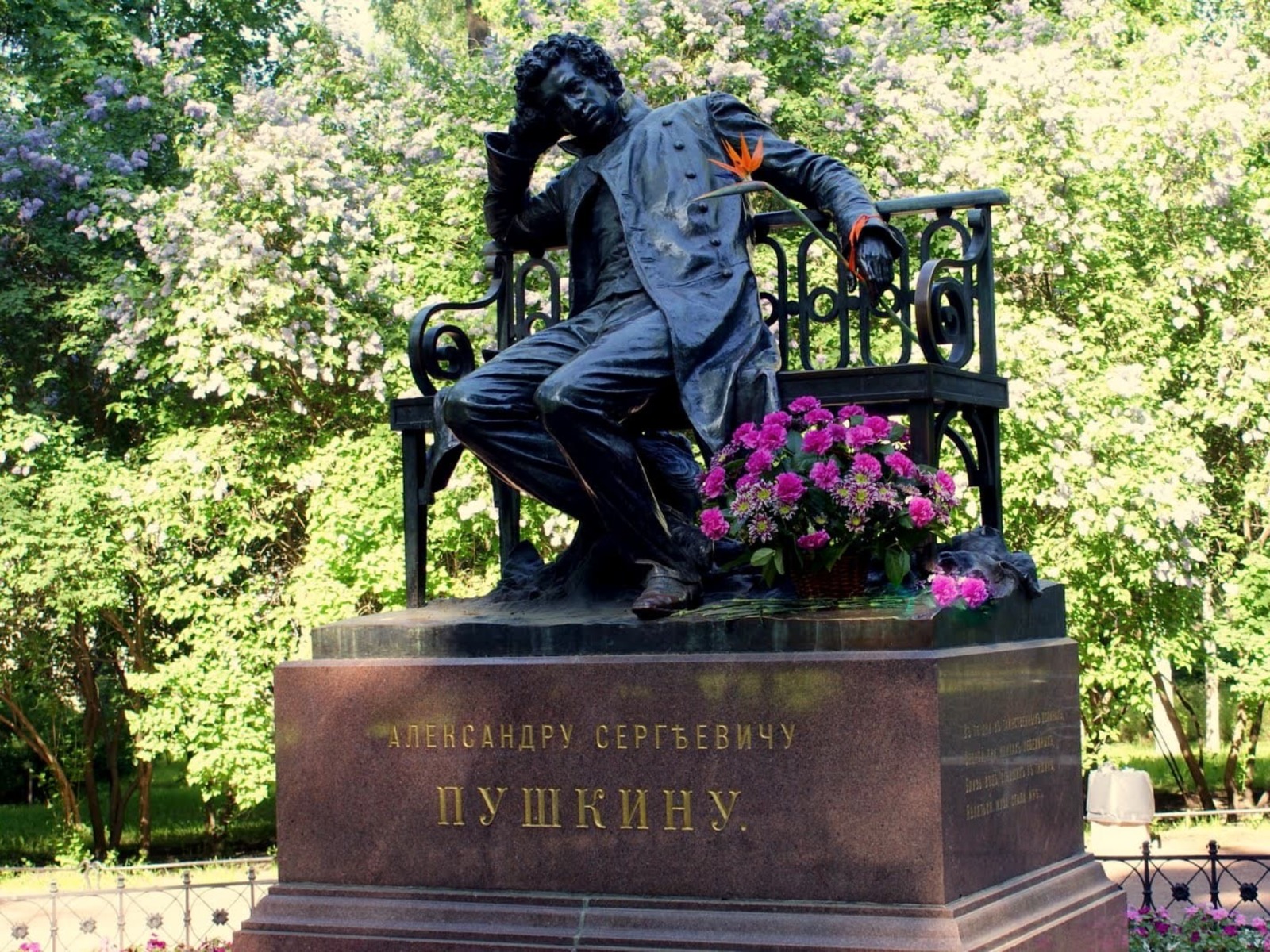 Памятник великому поэту guidego.ru