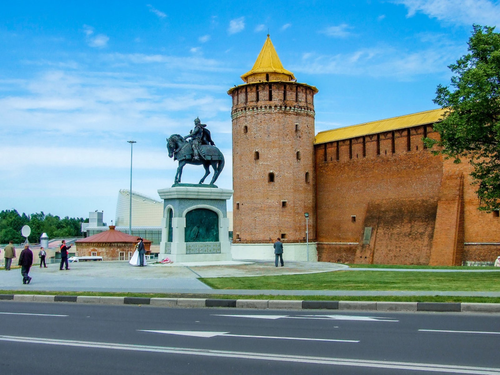 Памятник Дмитрию Донскому на фоне Маринкиной башни 
