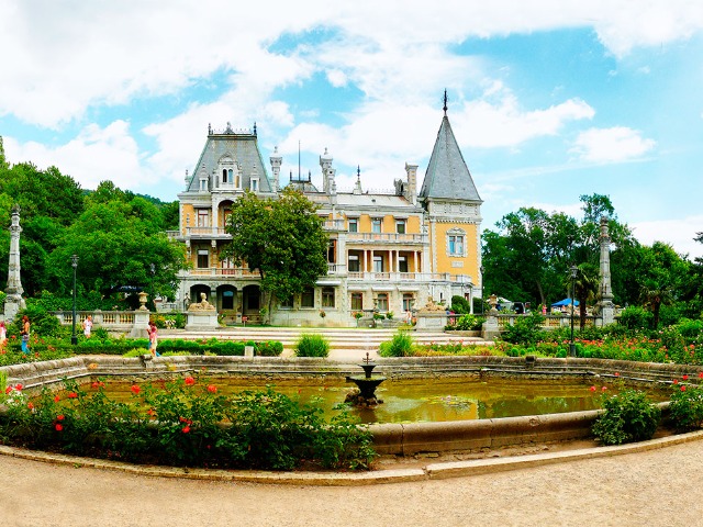 “Блистательное трио”: дворцы Крыма из Алушты