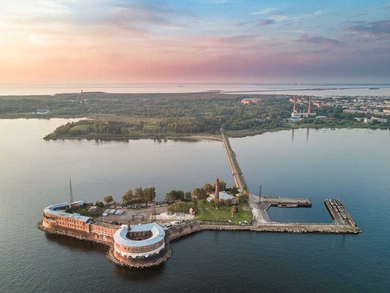 Кронштадт — город военной и морской славы - индивидуальная экскурсия в Санкт-Петербурге на машине гида длительностью 5 часов с количеством участников до 4 человек цена экскурсии 17800₽