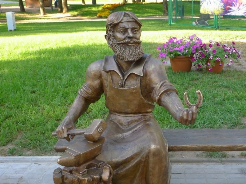 Памятник скобарю