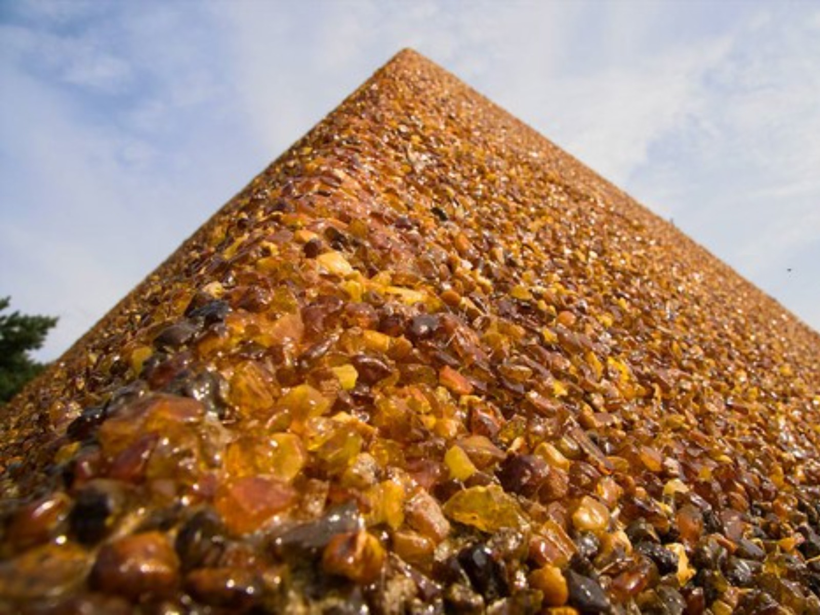 Янтарная пирамида  