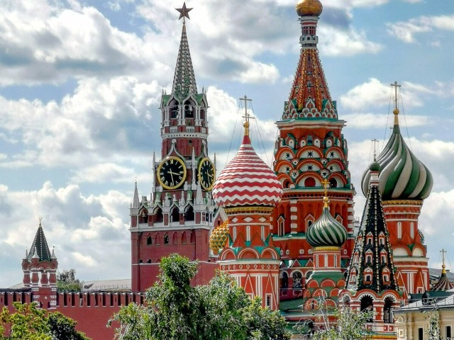 Прогулка у древних стен Кремля