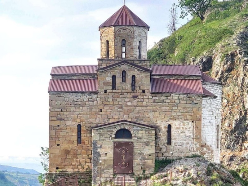 Старинный храм  