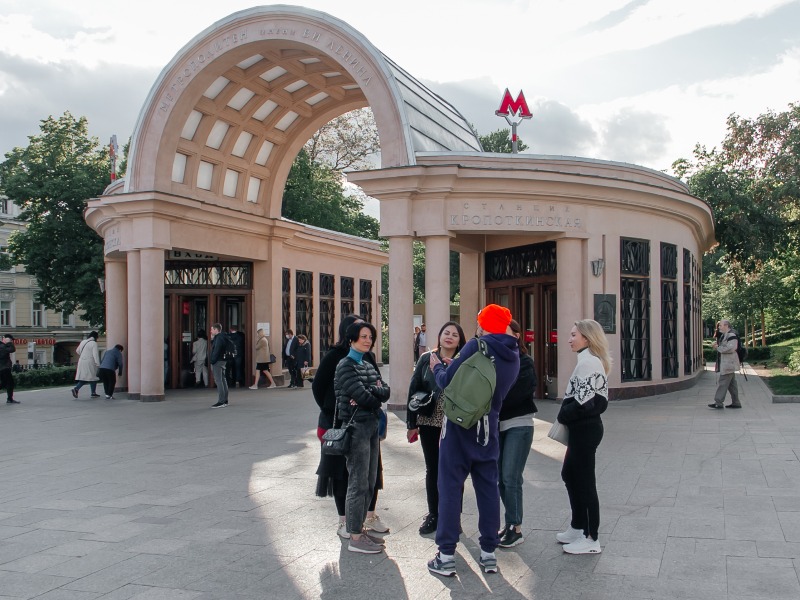 У станции метро  