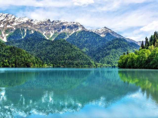 Озеро Рица — "жемчужина" Абхазской Республики