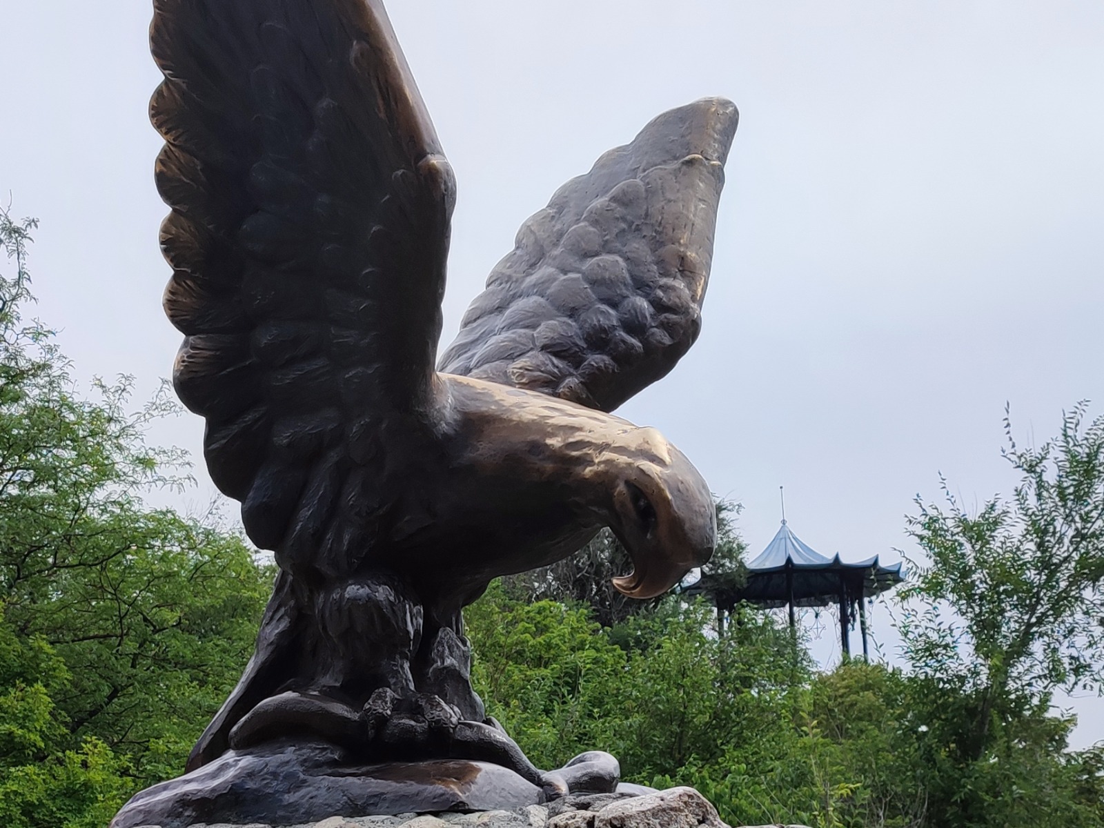 Символ города Пятигорска, статуя орла guidego.ru