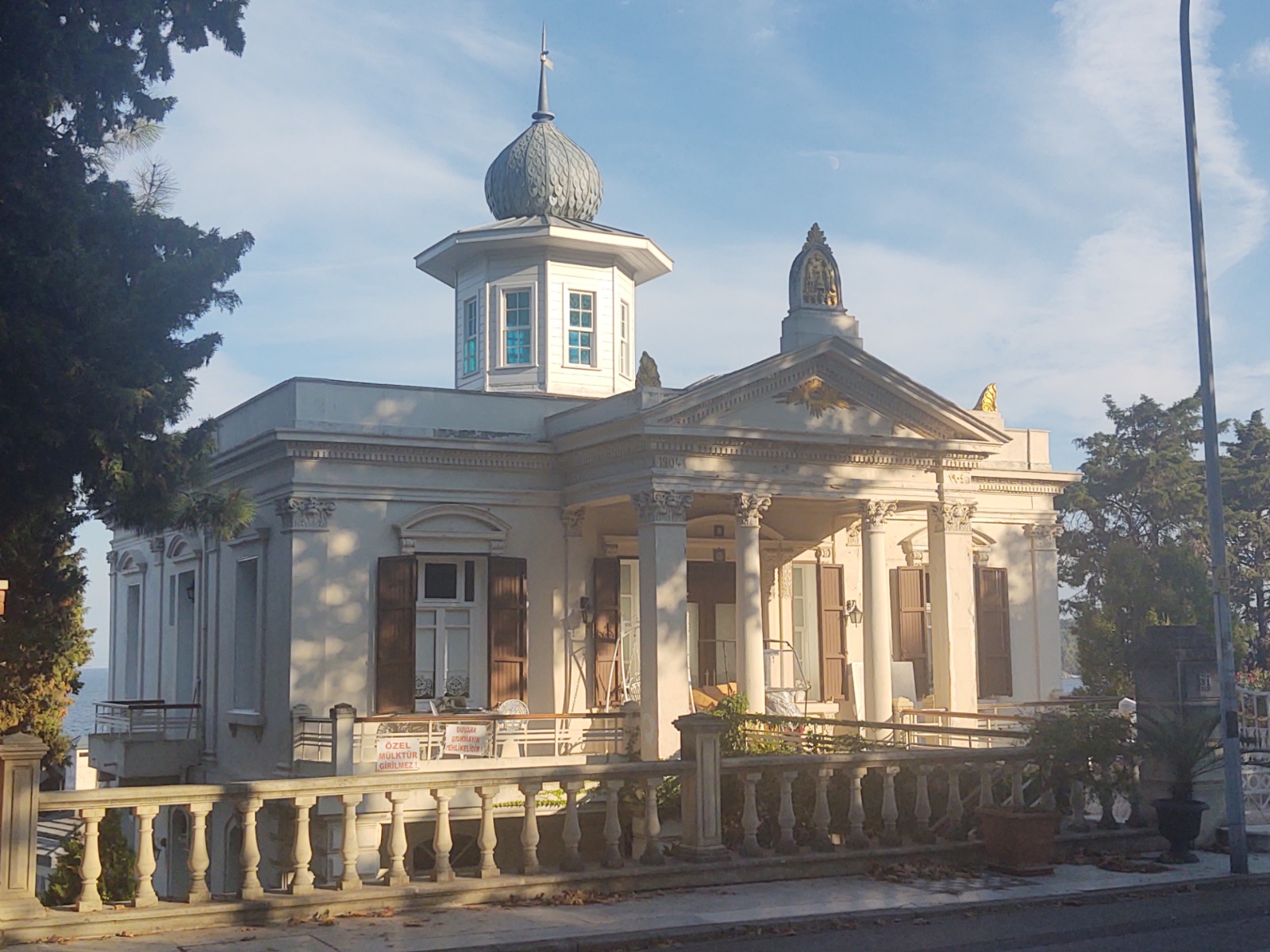 Дом греческой семьи Сабунджакис, который известен как дом масонов. Служил местом летних сессий братства guidego.ru