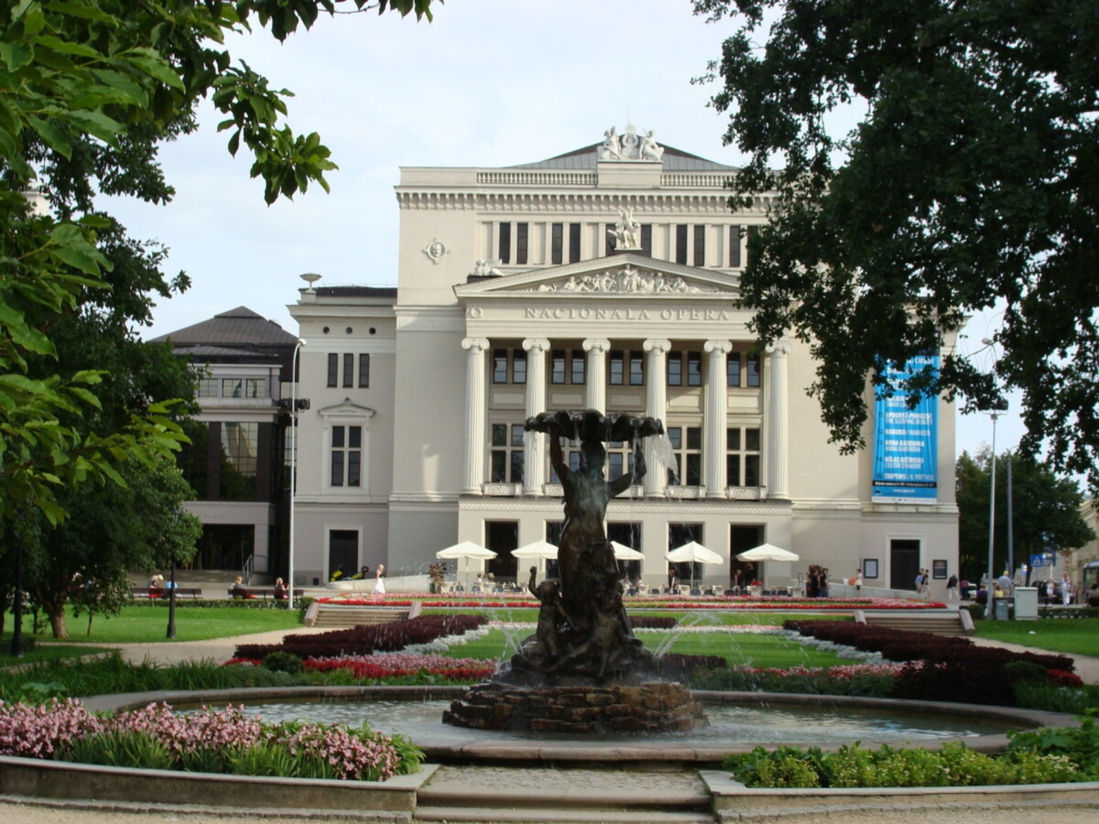 Сквер у Национальной оперы  