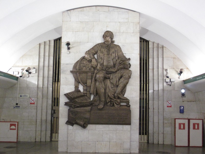 Художественный барельеф, посвященный М.В. Ломоносову, на станции метро "Ломоносовская" guidego.ru