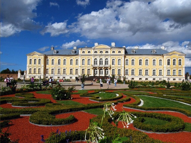 Рундальский дворец — шедевр барокко и рококо