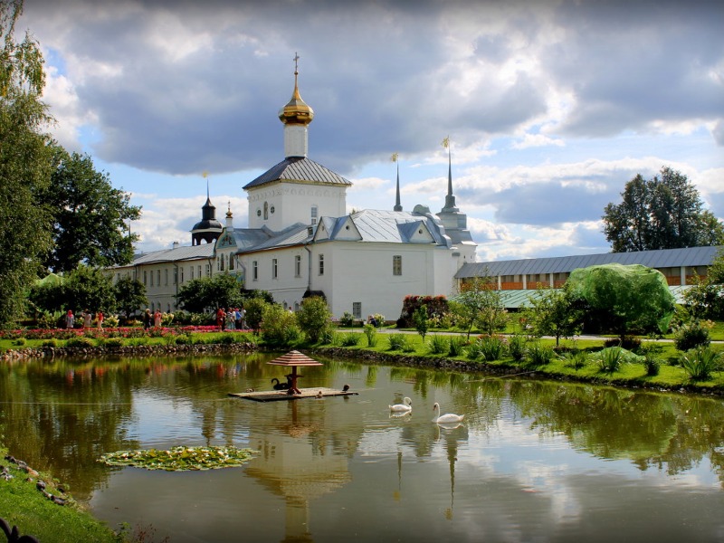 Пруд в монастыре 