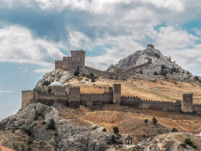 В Судак и Коктебель из Ялты: must see Крыма - индивидуальная экскурсия в Ялте на машине гида длительностью 10 часов с количеством участников до 8 человек со скидкой 10% цена экскурсии 24300₽