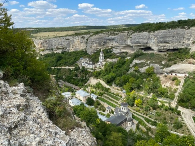 Панорама пещерного монастыря guidego.ru