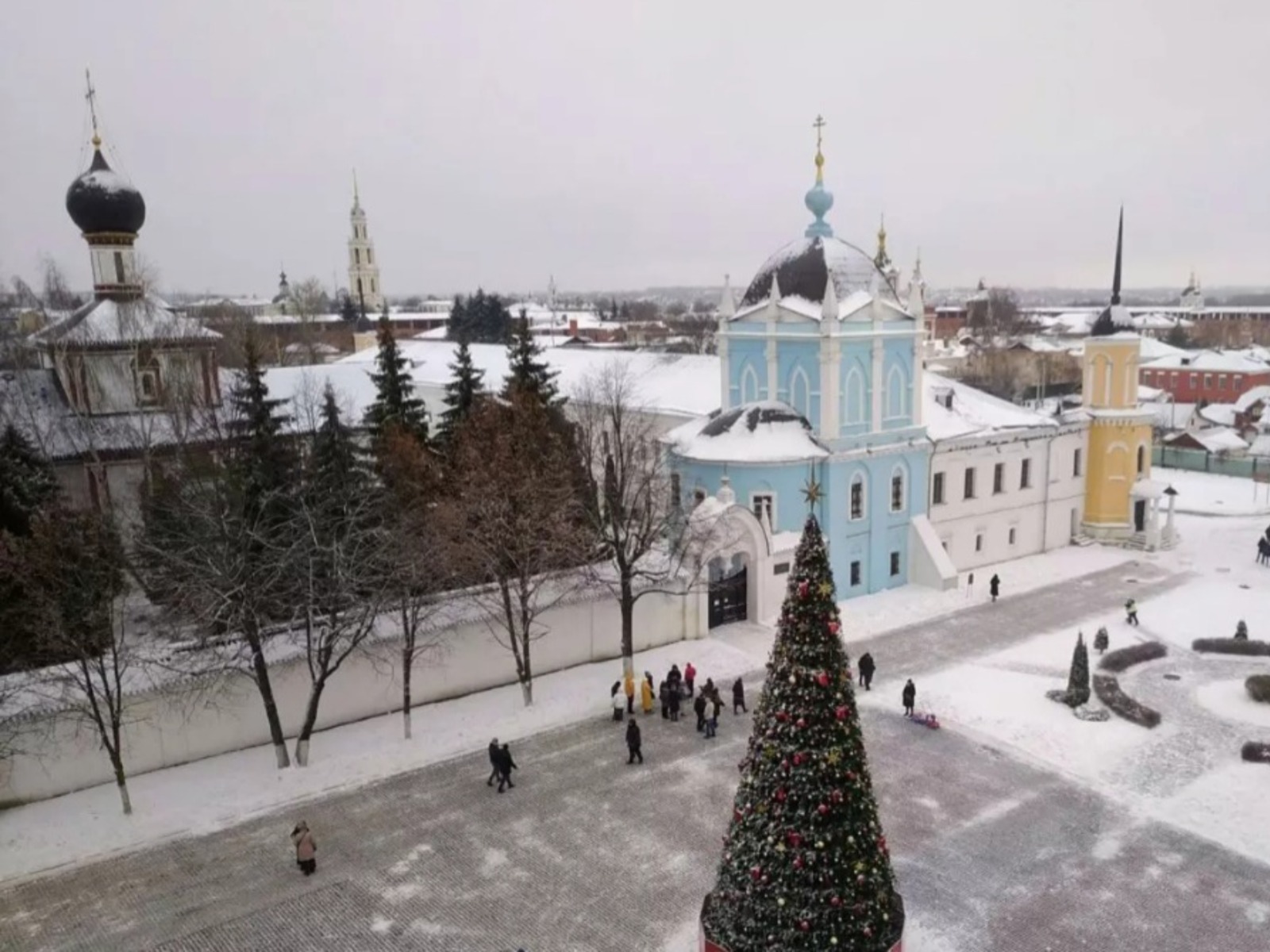 Вид с колокольни Успенского собора guidego.ru