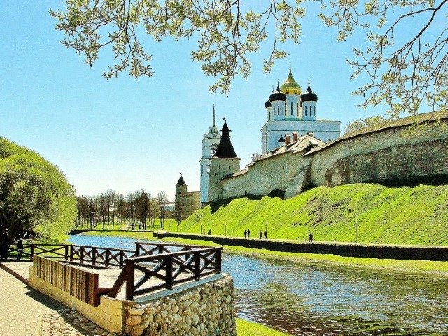 Обзорная пешеходная экскурсия по Кремлю и центру Пскова — фото 3