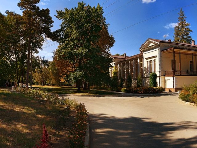 Бывшая усадьба Нарышкиных-Воронцовых в парке 