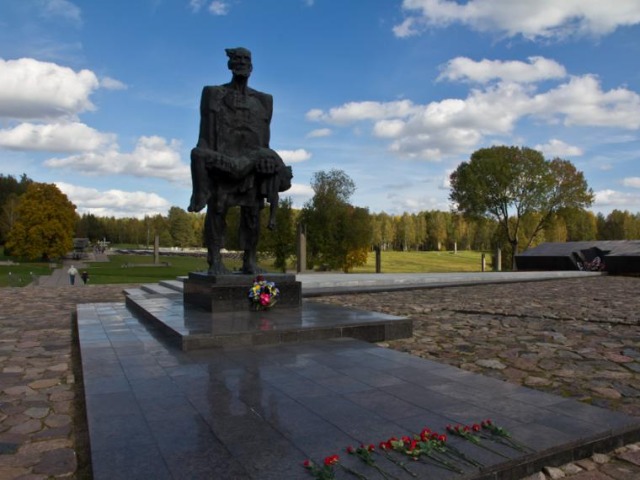 Экскурсия из Минска в Хатынь на машине — фото 3