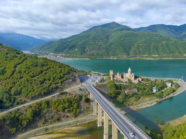 Обзорный автотур в группе из Тбилиси: Казбеги + Ананури + Гудаури — фото 3