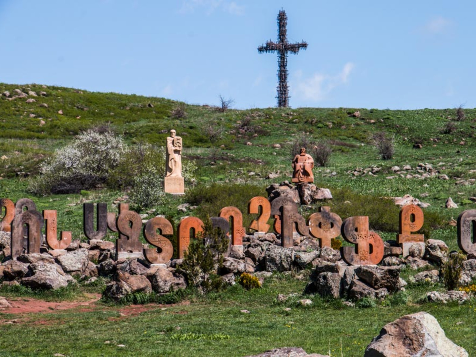 Памятник армянскому алфавиту guidego.ru