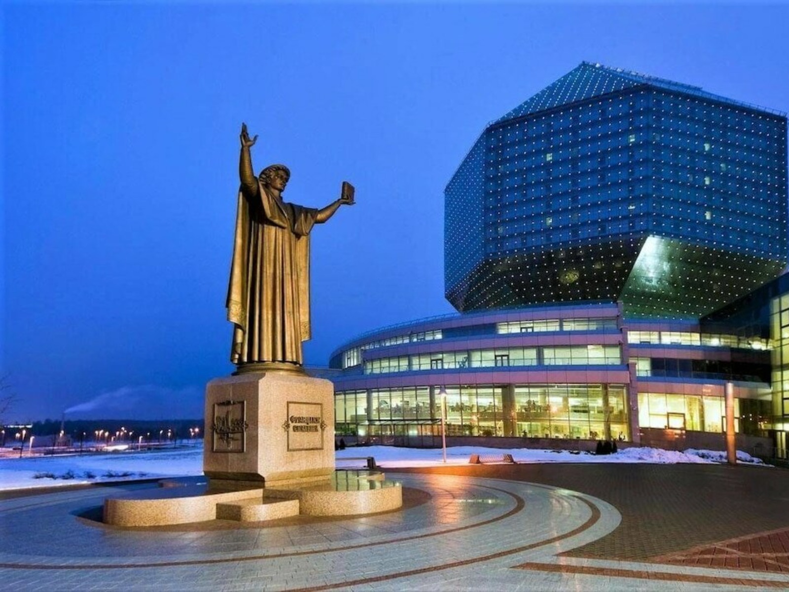 Памятник первопечатнику Беларуси у библиотеки guidego.ru