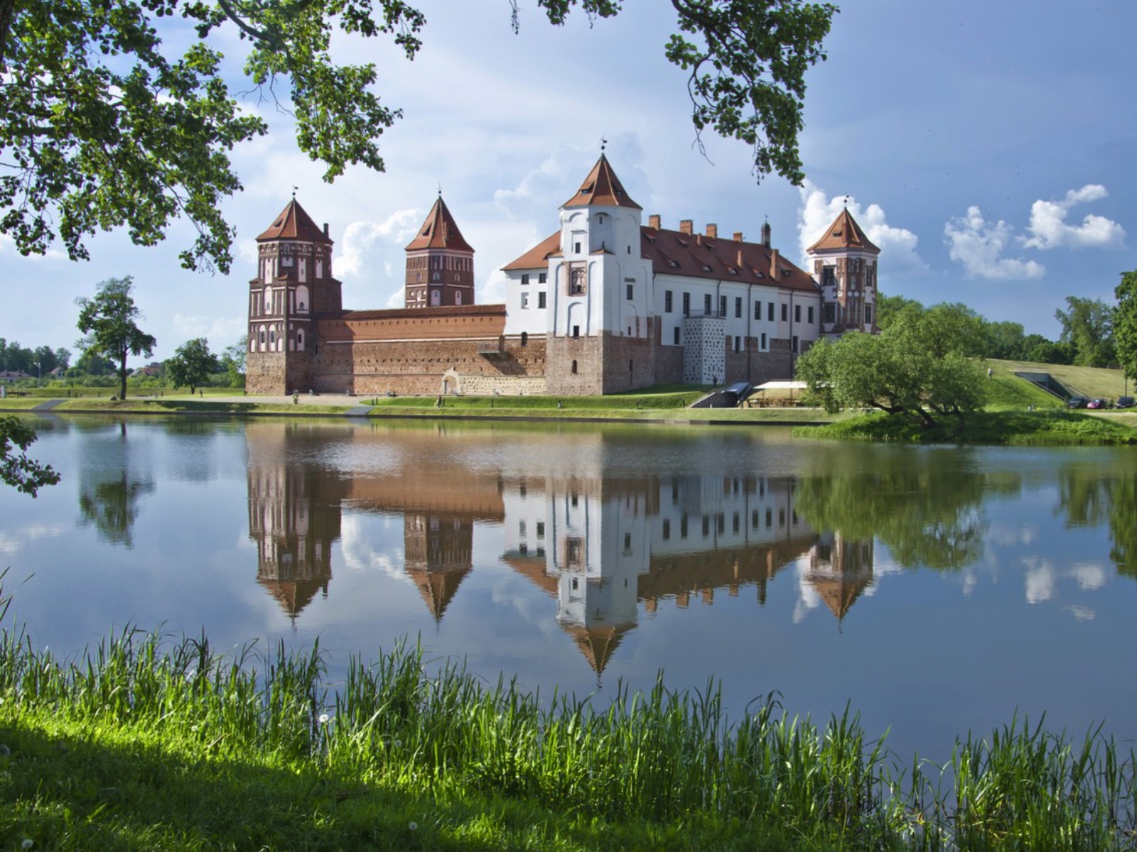 Замок окружен прекрасной природой guidego.ru