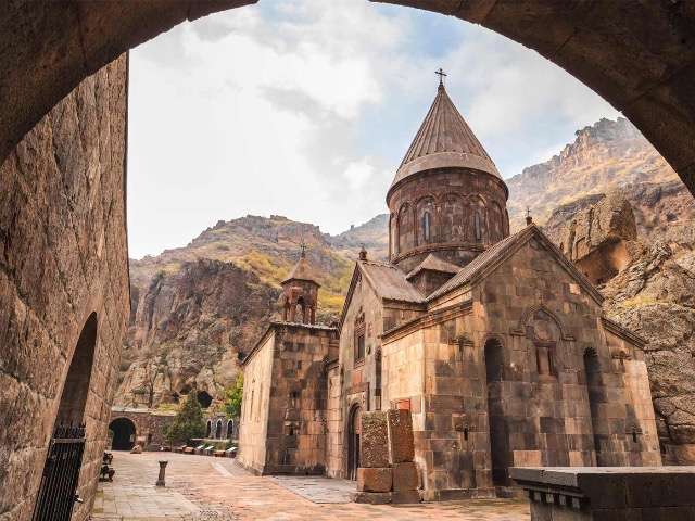 Индивидуальный тур в храм Гарни, монастырь Гегард и к озеру Севан — фото 2