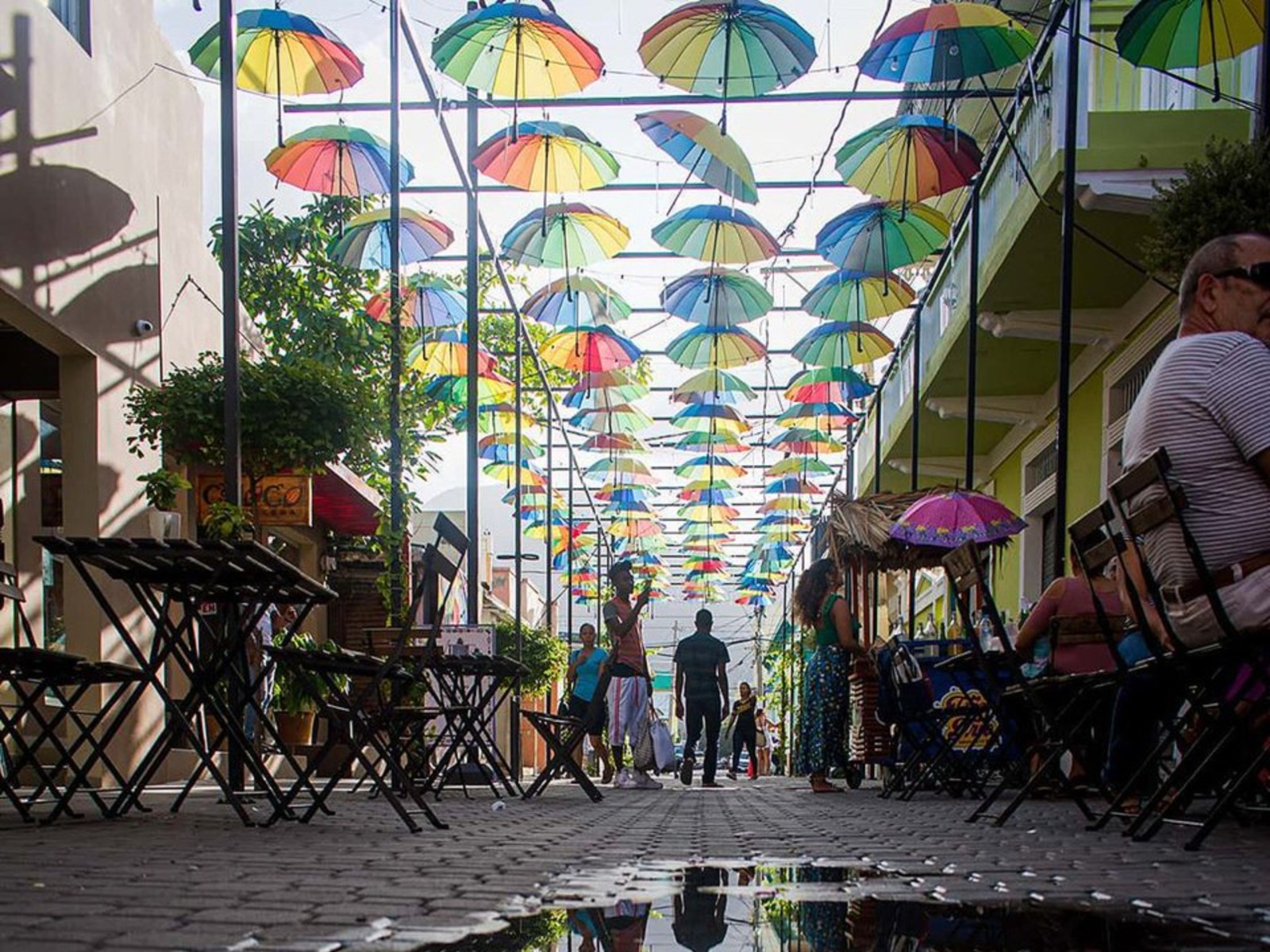 Улица с зонтами  