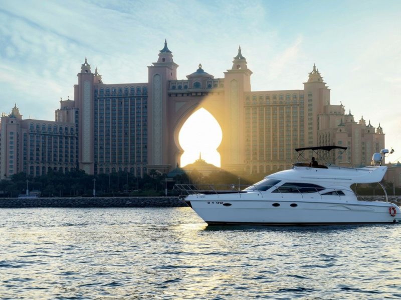 Индивидуальная морская vip-прогулка на яхте в Дубае - индивидуальная экскурсия в Дубае длительностью 2 часа с количеством участников до 10 человек со скидкой 5% цена экскурсии 380$