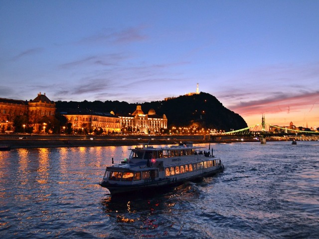 Вечерняя прогулка на корабле по Дунаю
