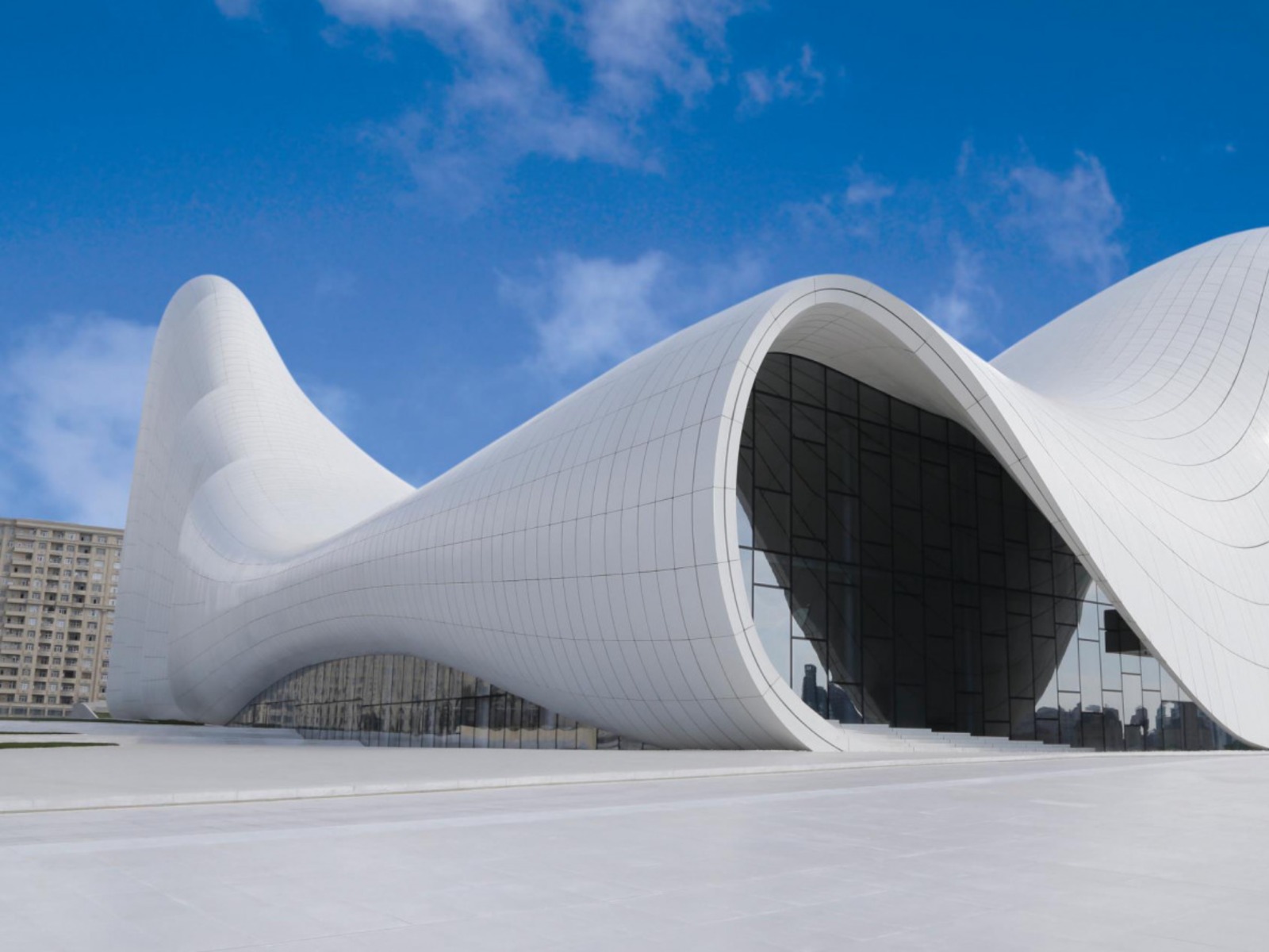 Центр Гейдара Алиева – футуристичный архитектурный шедевр  