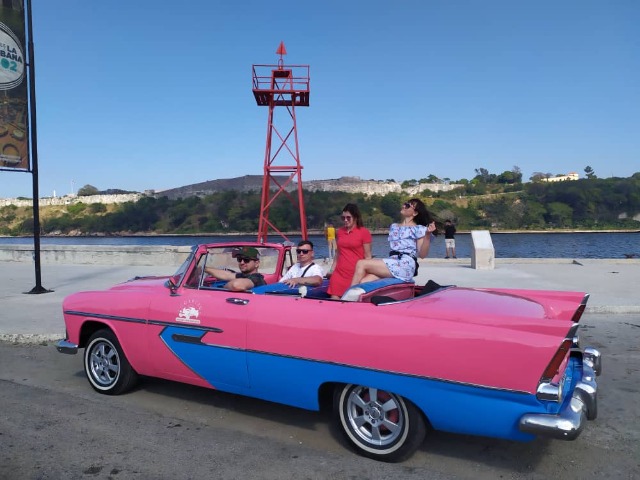 Гавана на розовом кабриолете