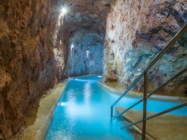 Пещерная купальня и старинный город Эгер