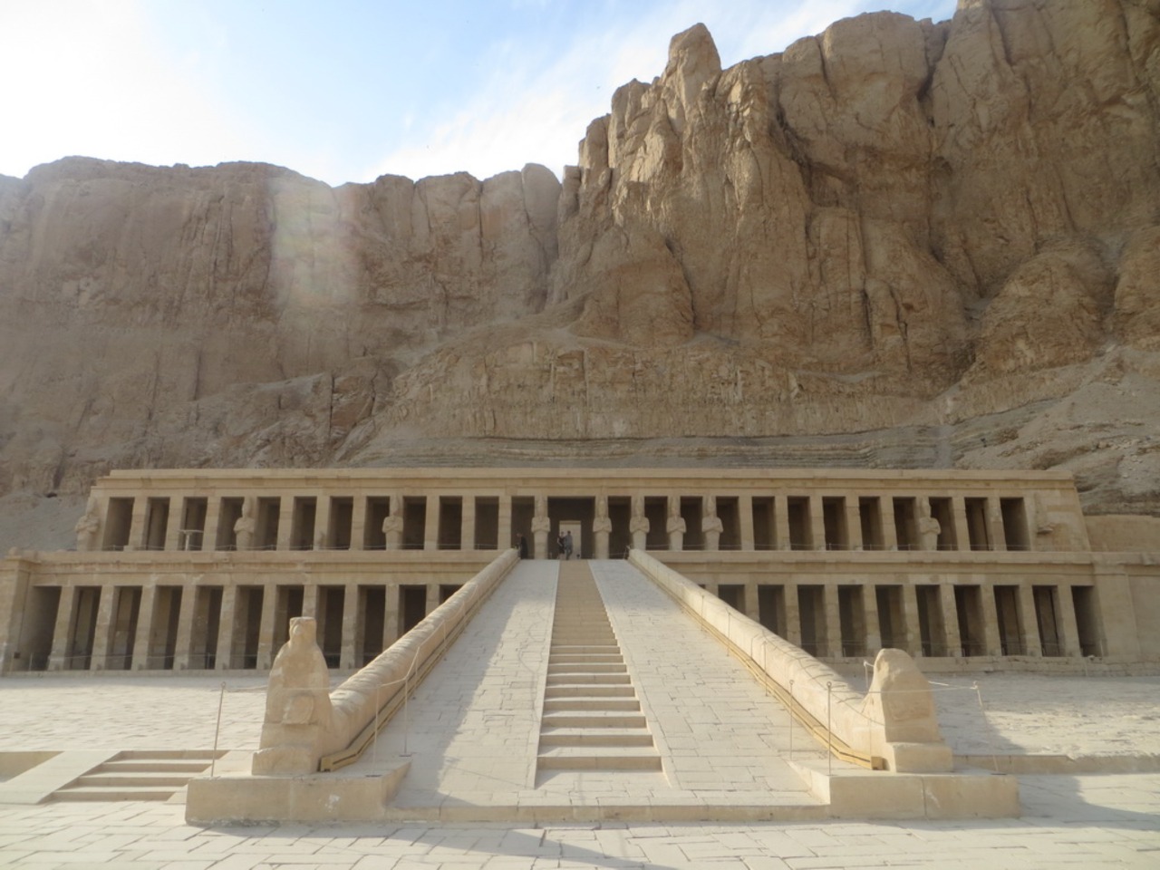 Групповая обзорная экскурсия в Города мертвых и живых в Луксоре - групповая экскурсия в Луксоре на автобусе длительностью 7 часов с количеством участников до 12 человек цена экскурсии 200$