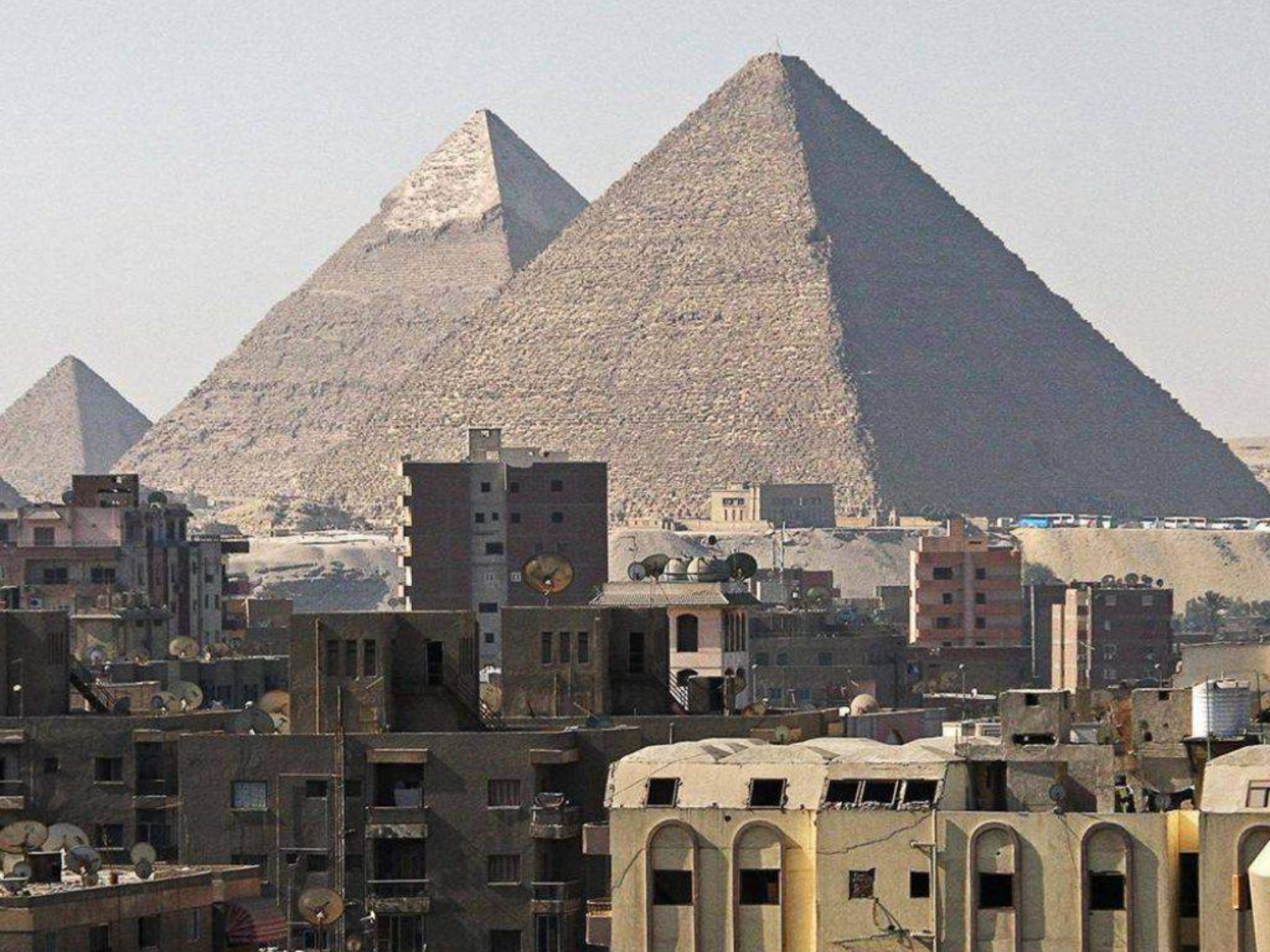 Каир на фоне пирамид guidego.ru