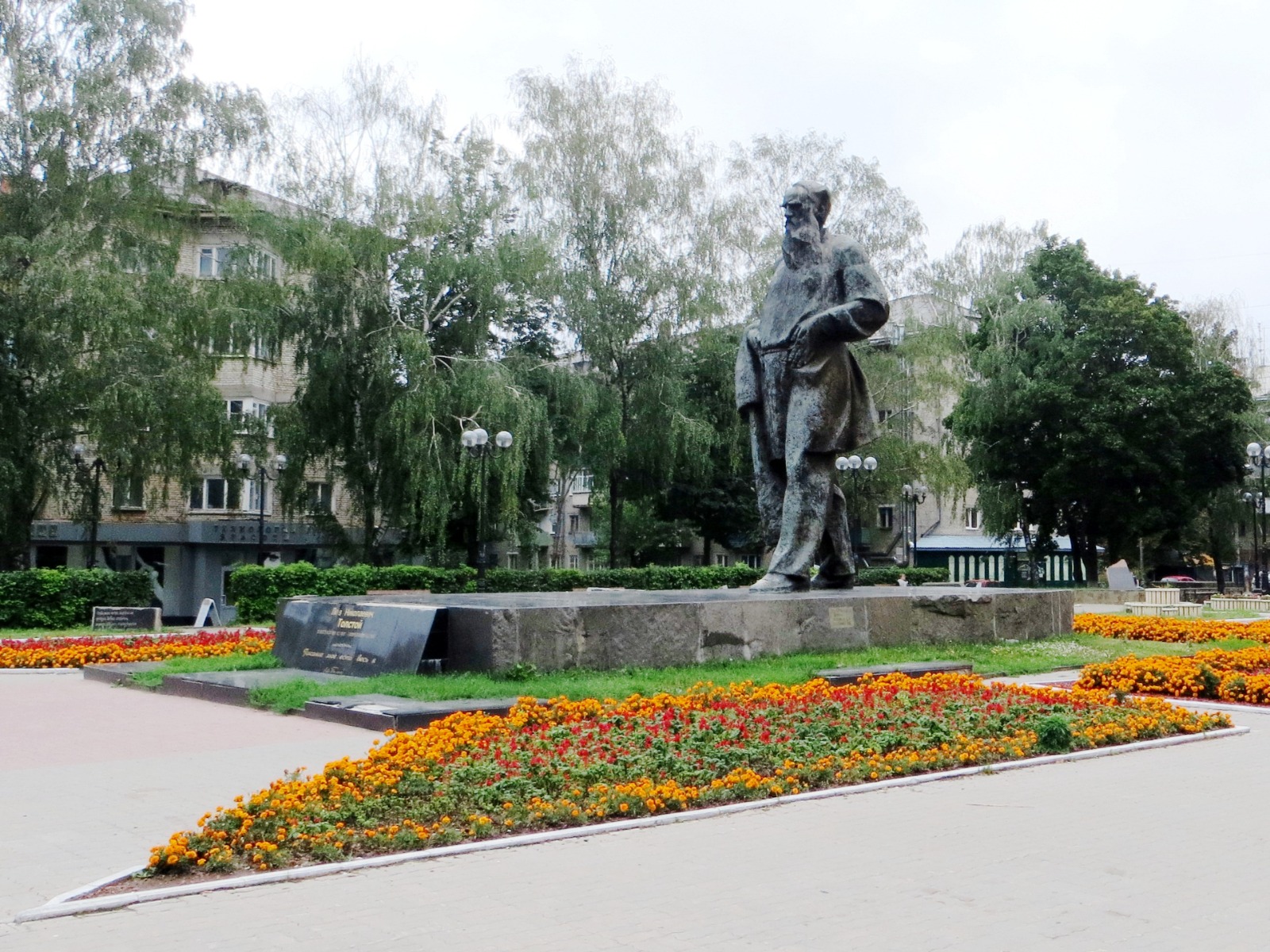 Памятник Льву Толстому 