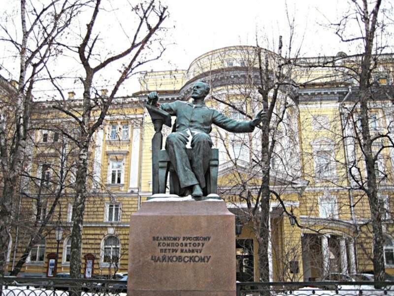 Московская консерватория. Памятник П.И. Чайковскому  