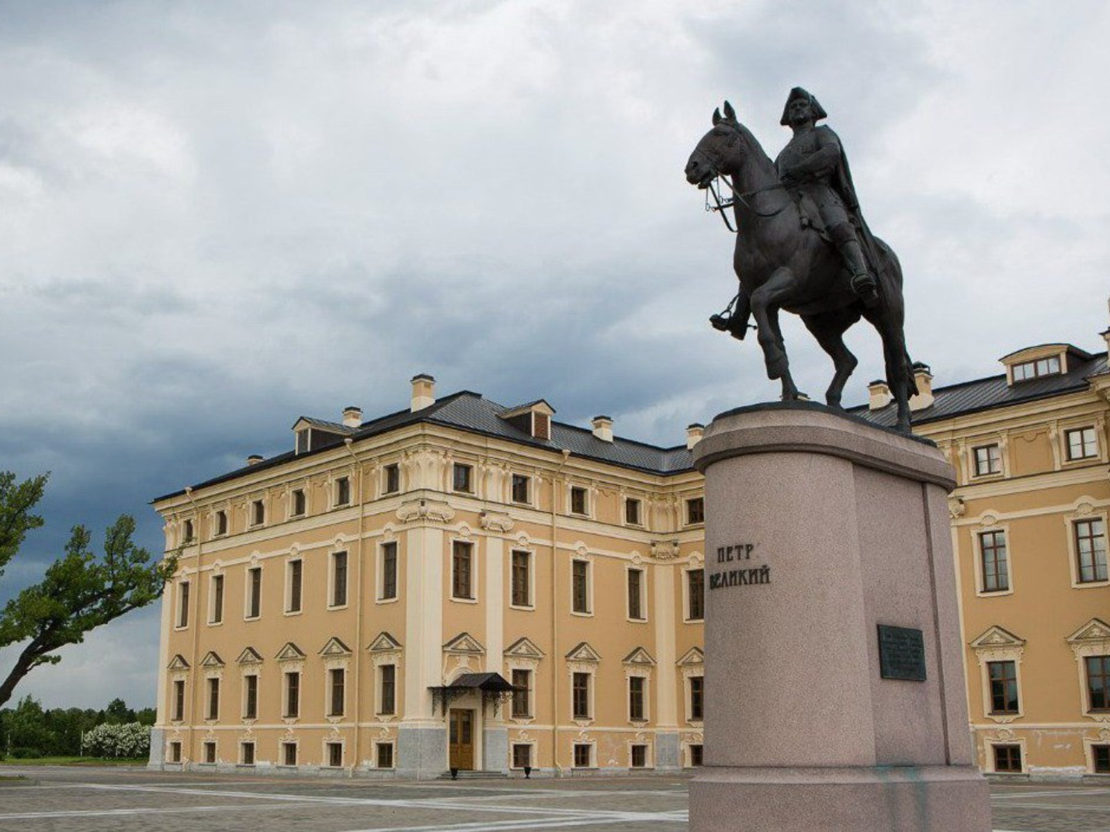 Константиновский дворец. Памятник Петру I  