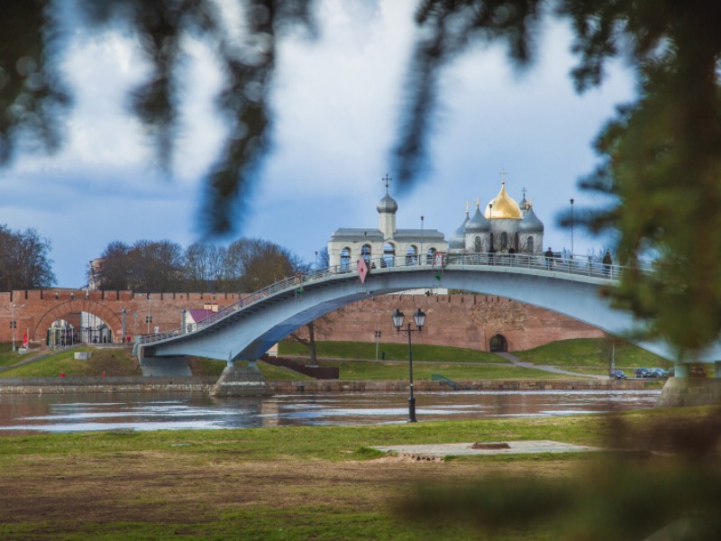 Горбатый мост через реку Волхов