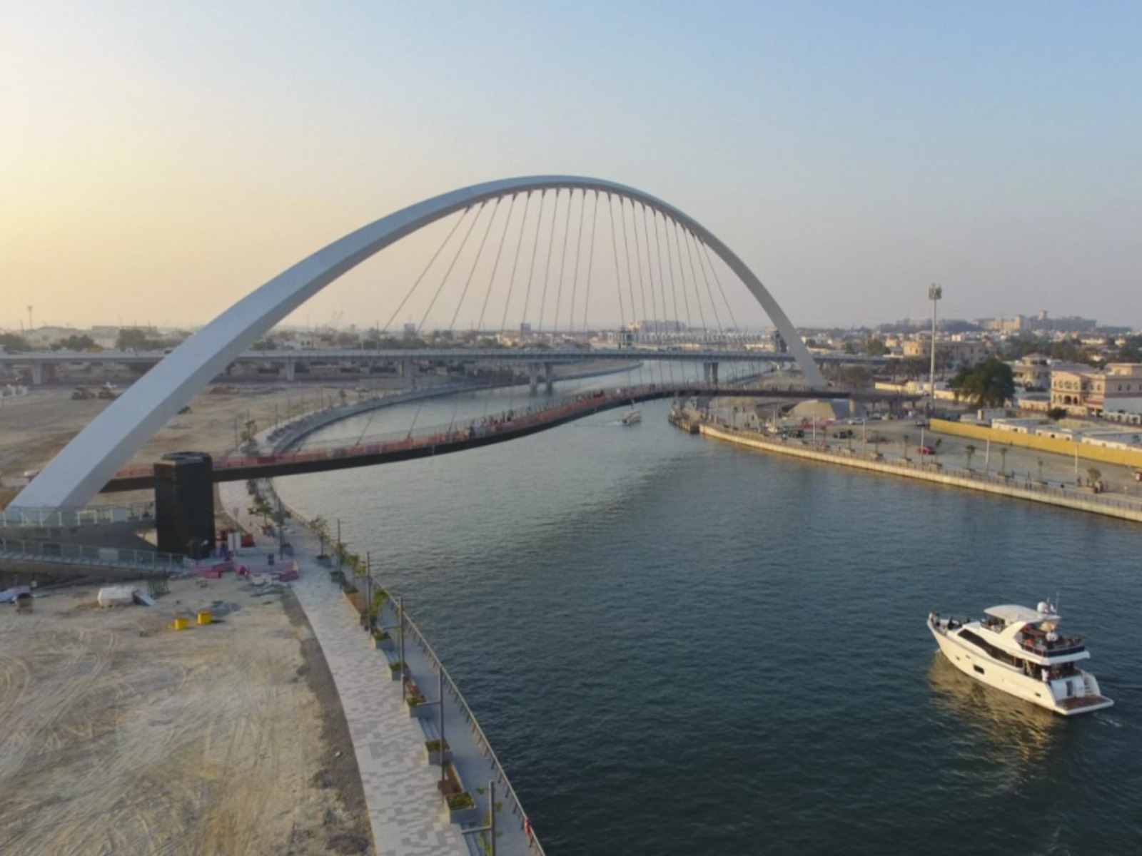 Мост над каналом в Дубае Guidego.ru