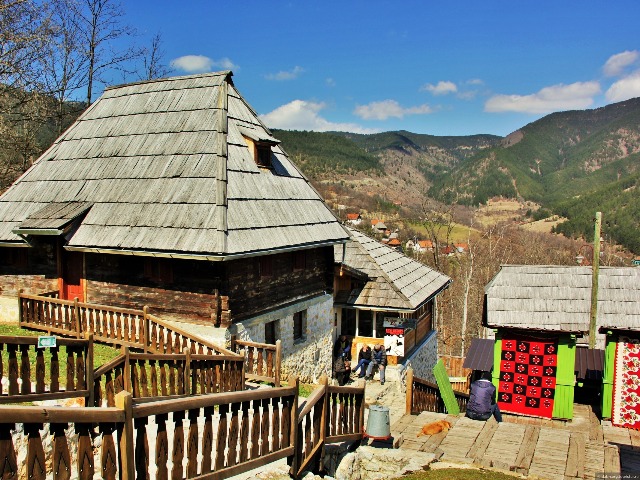 Экскурсия из Белграда в Дрвенград — этнодеревню Эмира Кустурицы — фото 3