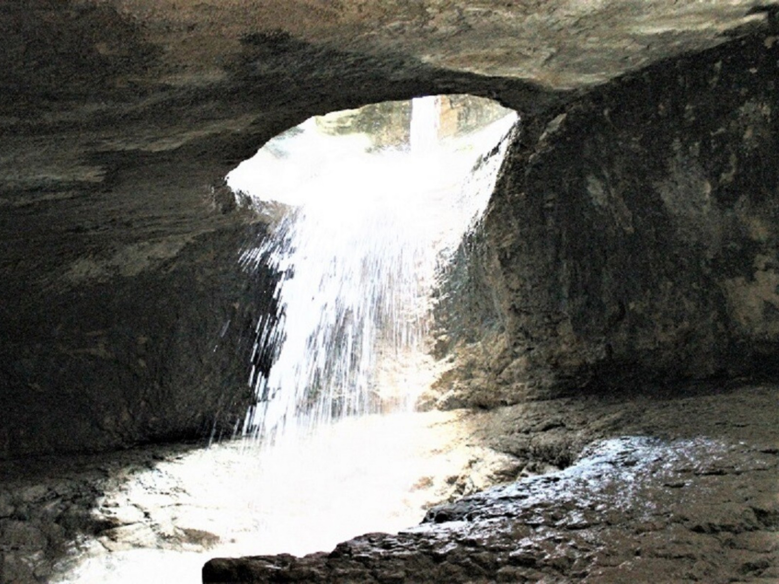 Пещерный водопад  