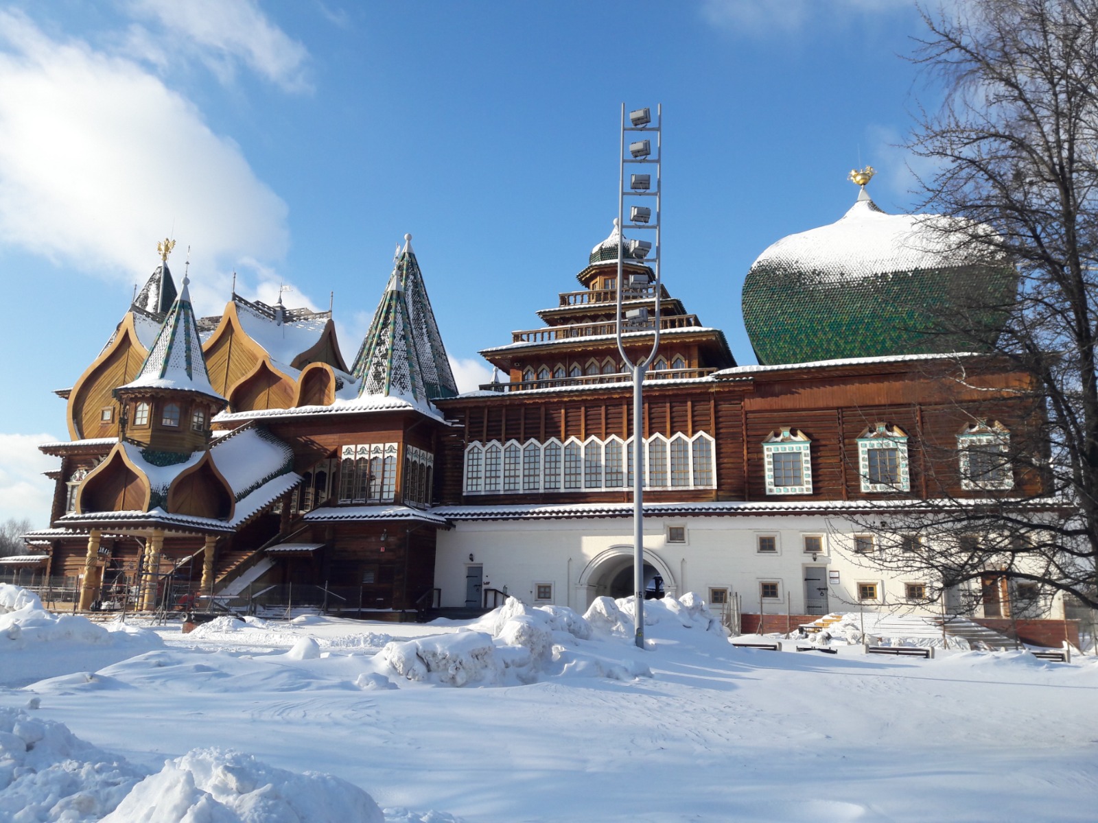 Восстановленный деревянный дворец царя Алексея Михайловича  