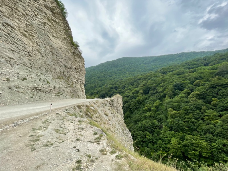 Горный серпантин в Аргунском ущелье  