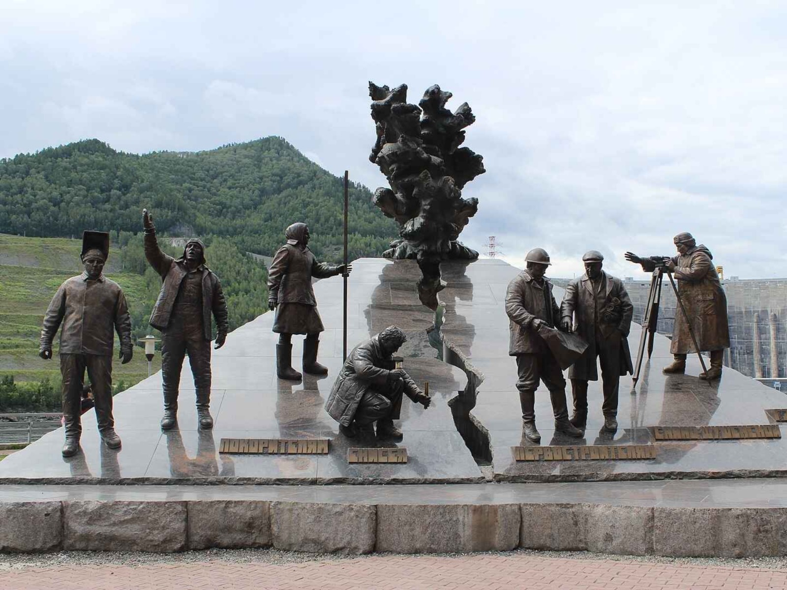 Памятник гидростроителям guidego.ru