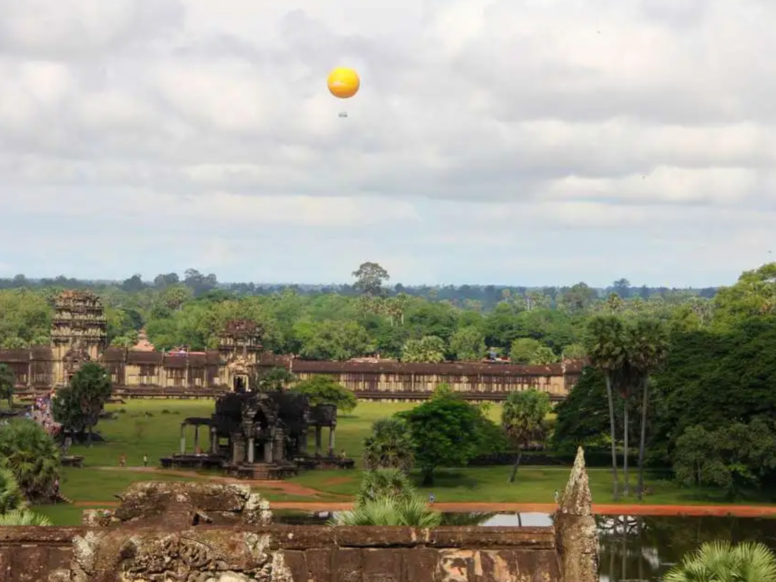 Шар над Ангкором  