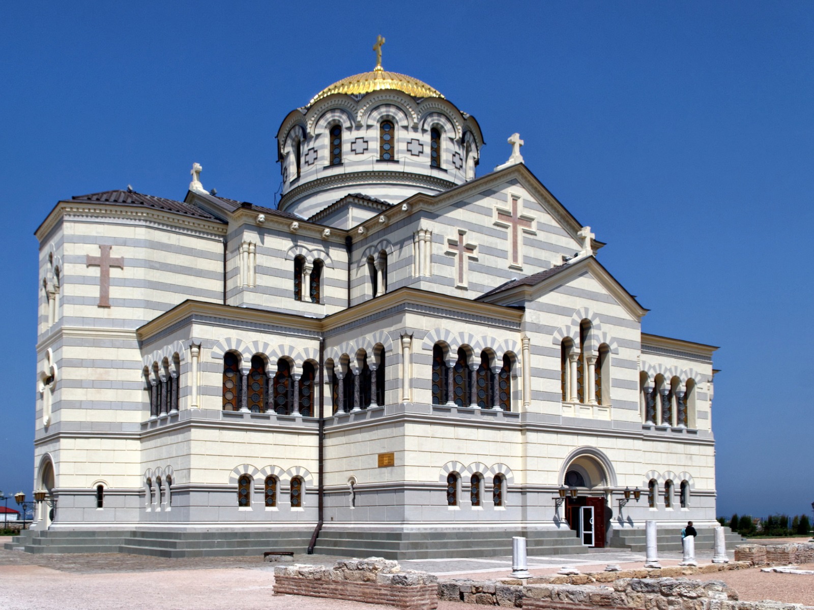 У Владимирского собора  