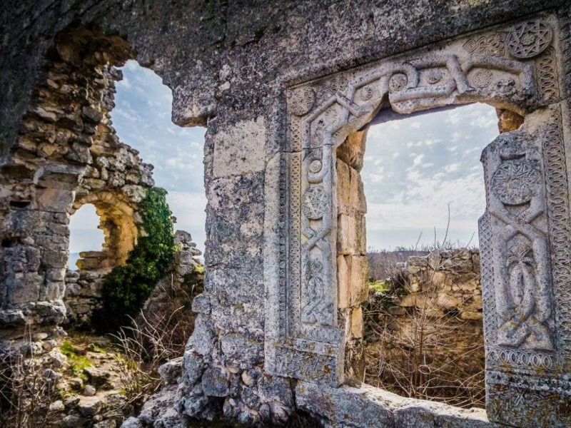 В пещерные города Крыма из Ялты - индивидуальная экскурсия в Ялте на машине гида длительностью 5 часов с количеством участников до 4 человек цена экскурсии 13500₽