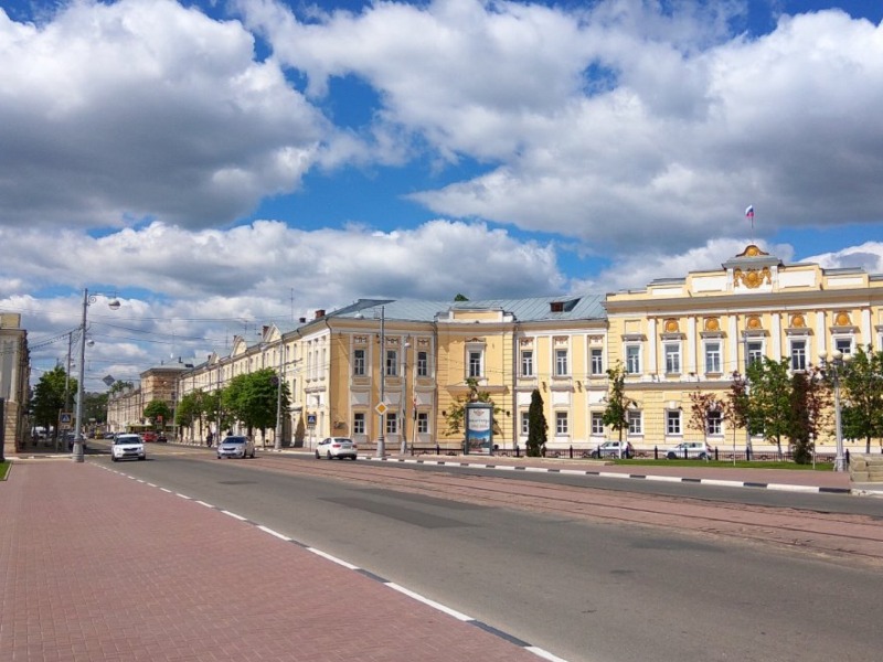 В центре